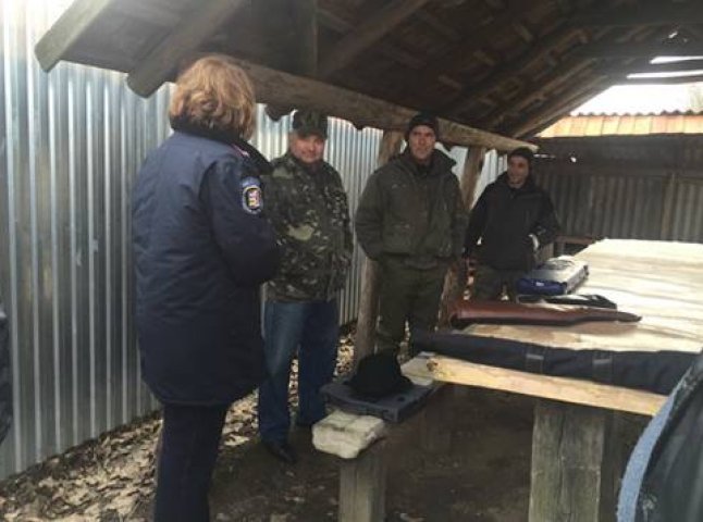 На Мукачівщині правоохоронці перевіряють у мисливців зброю