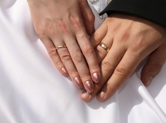 Одружуються і виїжджають: при збільшенні кількості шлюбів на Мукачівщині люди змінюють місце проживання