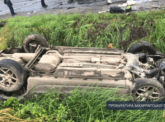 Автомобіль відкинуло за межі дороги: подробиці автотрощі на Ужгородщині