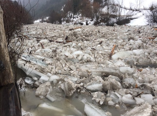 Піротехніки готуються підривати на річках Закарпаття льодові затори, щоб звільнити русла і уникнути підтоплень житла