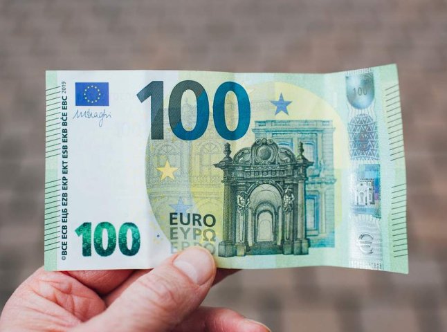 Початок липня відзначився різким падінням курсу євро