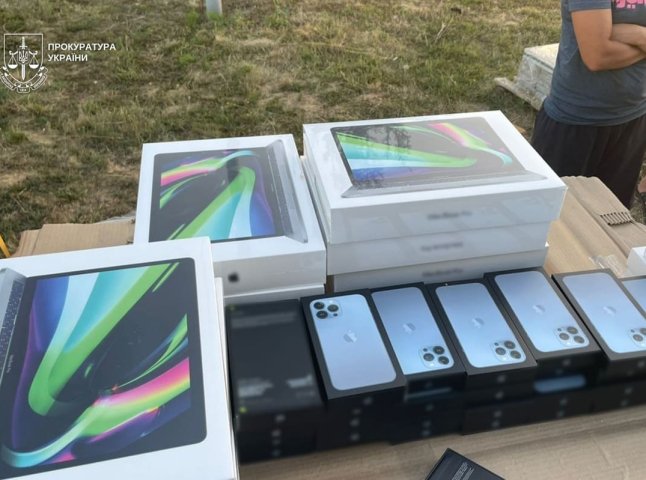 Коробки, заповнені iPhone та iPad: митник із Закарпаття сяде на два роки