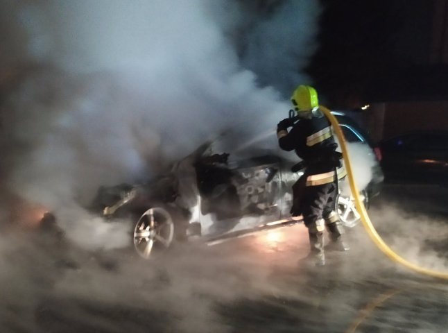 Зранку загорілась іномарка "Audi Q7": пошкоджено також сусіднє авто