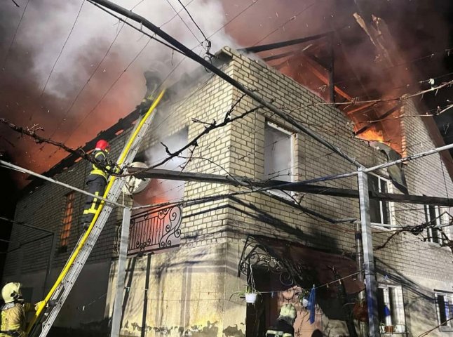Вночі на Закарпатті 14 вогнеборців гасили масштабну пожежу