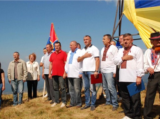 Голова Мукачівської РДА взяв участь у сходженні на полонину Кук та піднятті на ній державного прапору (ФОТО)