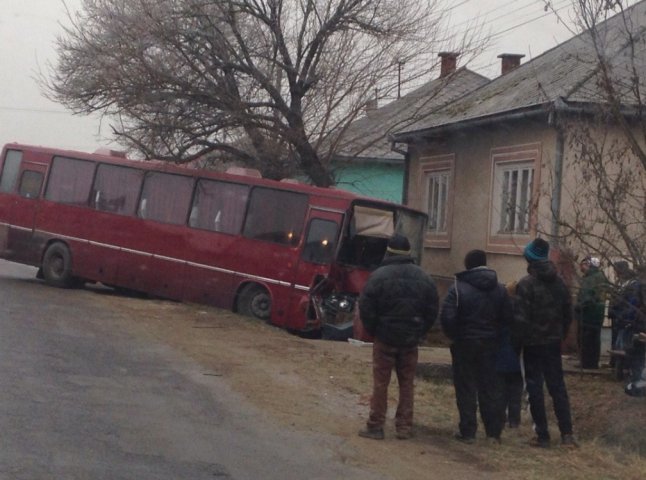 Пасажирський автобус "Ужгород-Чернівці", який ледь не врізався у житловий будинок, витягали трактором