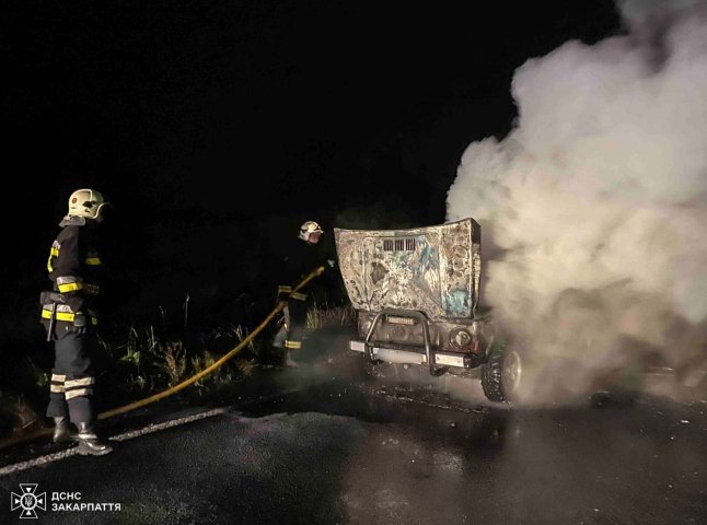 Зранку посеред дороги загорівся автомобіль — де це трапилось Зранку посеред дороги загорівся автомобіль — де це трапилось