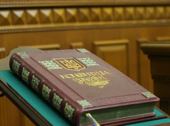 Райони ліквідують, а введуть префекти: як Зеленський пропонує змінити Конституцію