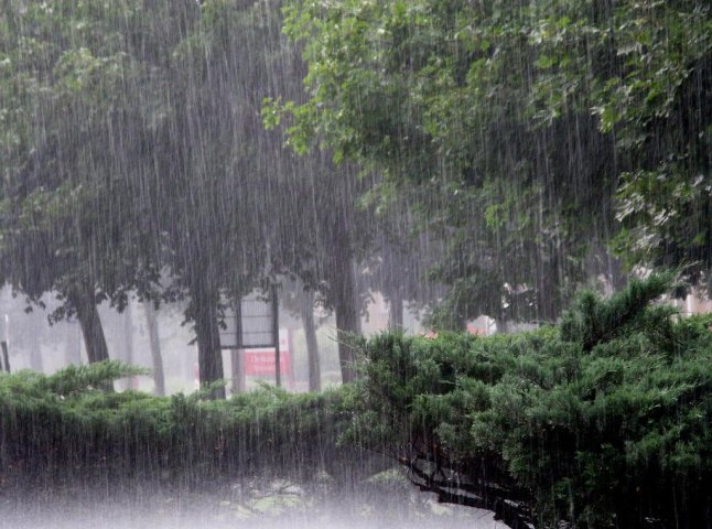 Штормове попередження: очікуються дощ і грози, на річках – підйом рівня води