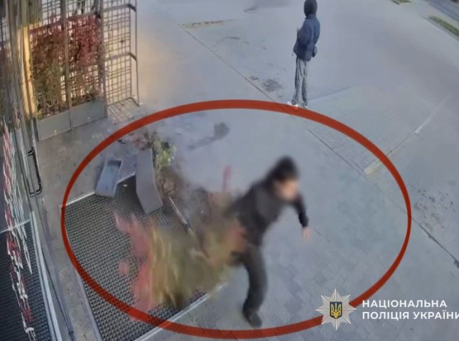 Поліція з’ясувала, хто пошкодив фасад будівлі в Ужгороді