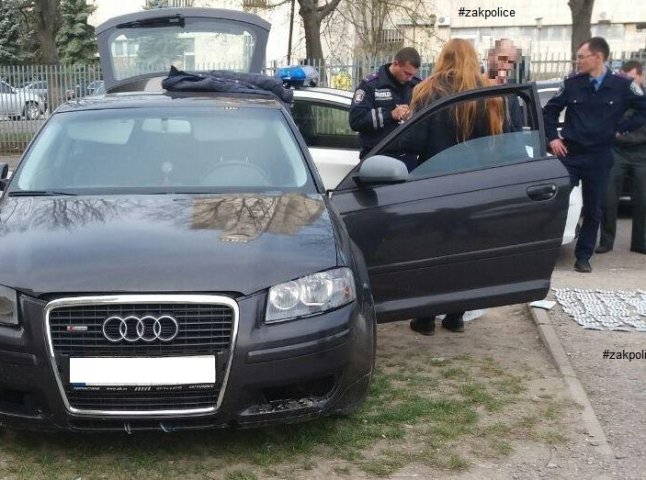 Ужгородські патрульні затримали неадекватного чоловіка, у машині якого виявили таблетки та ніж