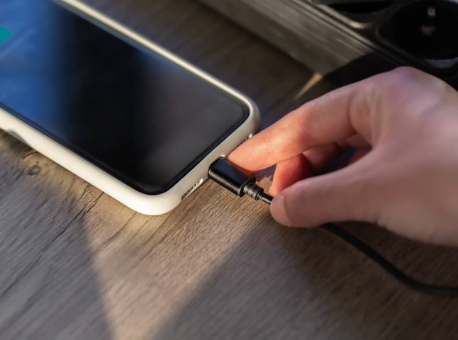 Яка неприємність може статись, якщо «сидіти» в телефоні під час його заряджання