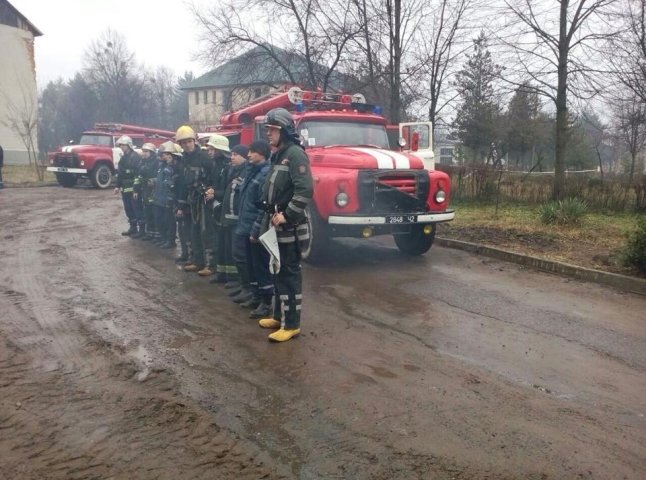 Мукачівські рятувальники провели практичні навчання на деревообробному підприємстві