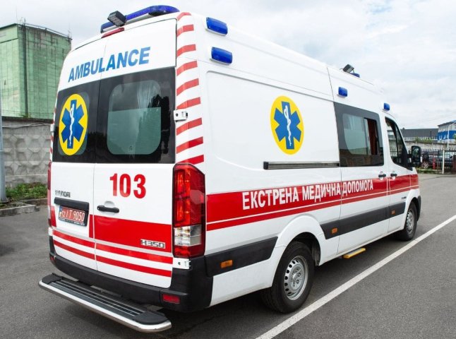 Бригада «швидкої» врятувала жінку після падіння з висоти на Рахівщині