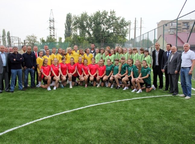В Ужгороді відкрили нове спортивне поле
