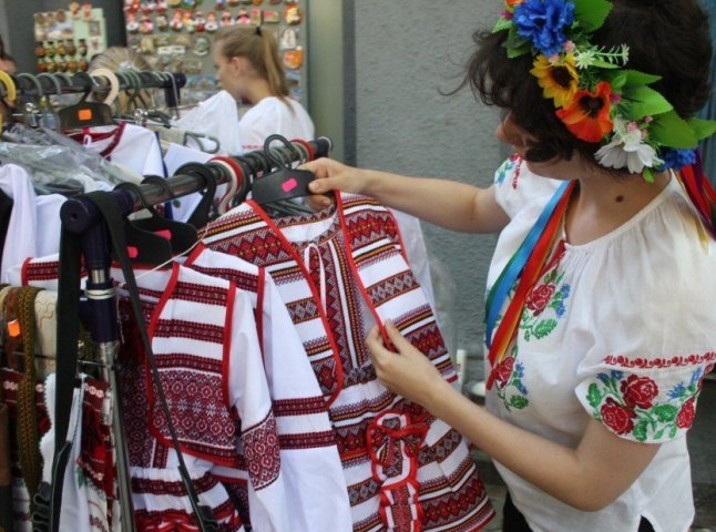 В самому центрі Мукачева відкрилась виставка-продаж українських вишиванок