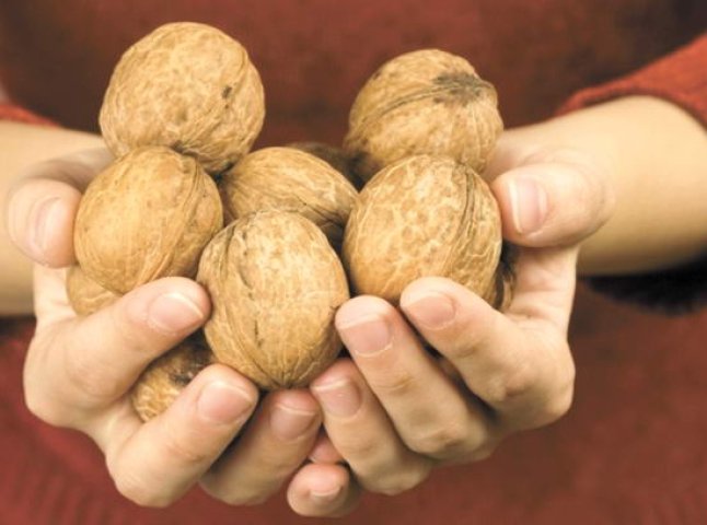 Довірлива жінка втратила 80 тисяч гривень, намагаючись купити горіхи