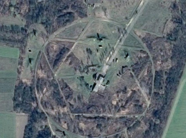 Переглядаючи карту одного із сіл Берегівщини на сервісі "Google Maps", користувачі виявили загадкове зображення (ФОТОФАКТ)