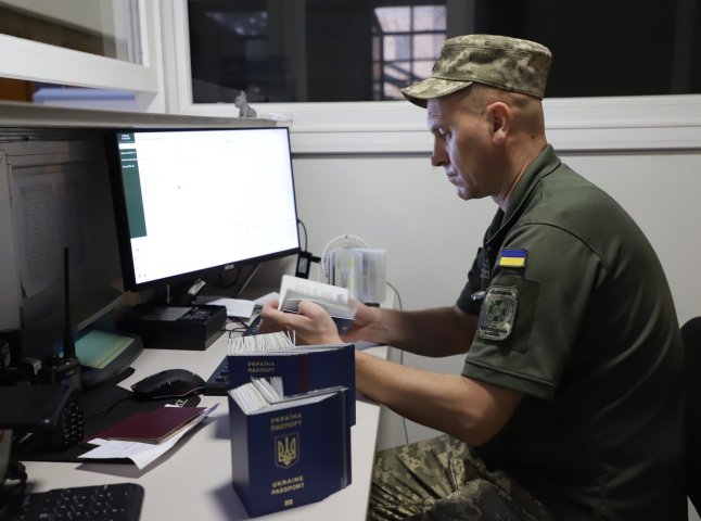 На Закарпатті водій протаранив шлагбауми на КПП і втік до Угорщини На Закарпатті водій протаранив шлагбауми на КПП і втік до Угорщини