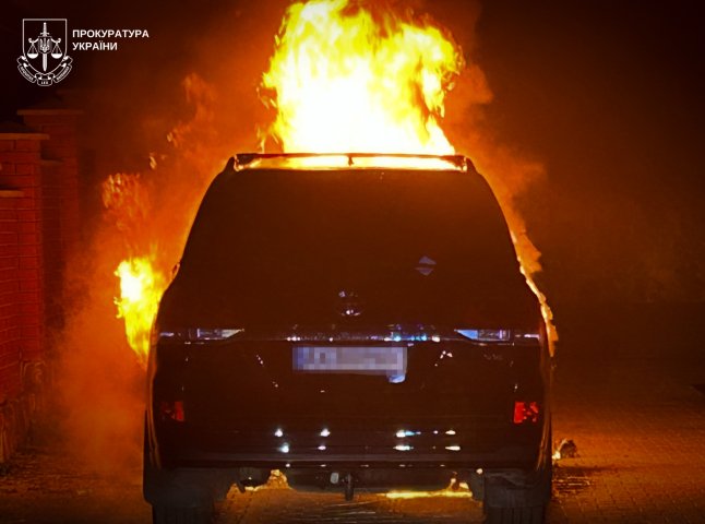 У Мукачеві підпалили автомобіль підприємця: правоохоронці показали фото У Мукачеві підпалили автомобіль підприємця: правоохоронці показали фото