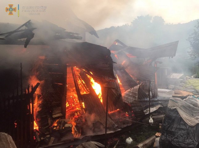 Рятувальники гасили відразу два будинки, які загорілись
