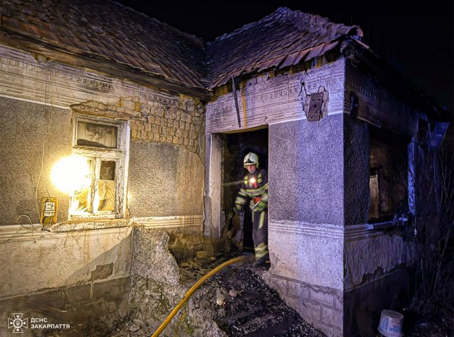 У селі на Мукачівщині ввечері гасили пожежу