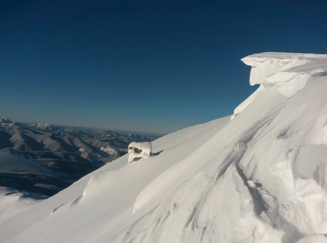 На горі Піп-Іван утворився небезпечний сніговий карниз