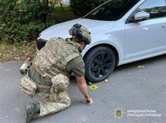 У Мукачеві під автомобілем виявили предмет, схожий на гранату У Мукачеві під автомобілем виявили предмет, схожий на гранату
