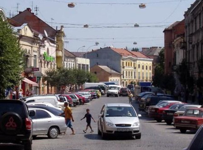 В Ужгороді пішохідну зону перетворили на автостоянку
