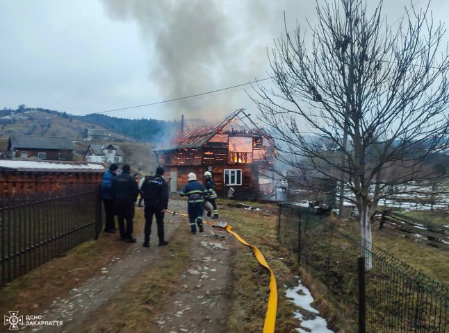 На Рахівщині гасили пожежу. Рятувальники повідомили подробиці