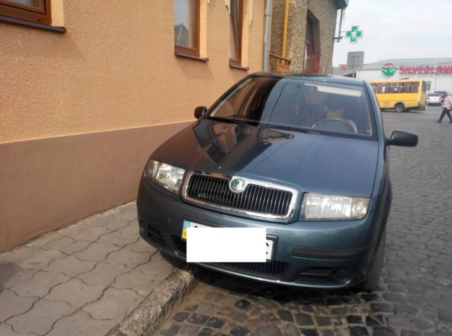 На кількох вулицях Мукачева поліція оштрафувала водіїв, які припаркували свої автомобілі на тротуарі