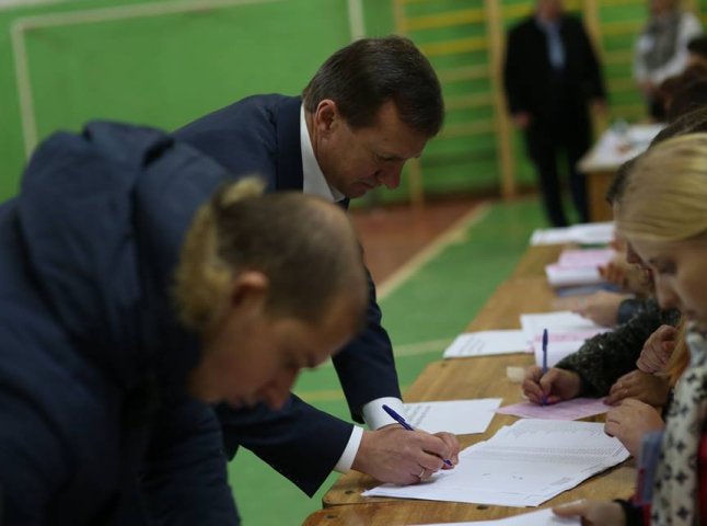 Кандидат у мери Ужгорода Богдан Андріїв вже проголосував на одній з дільниць міста