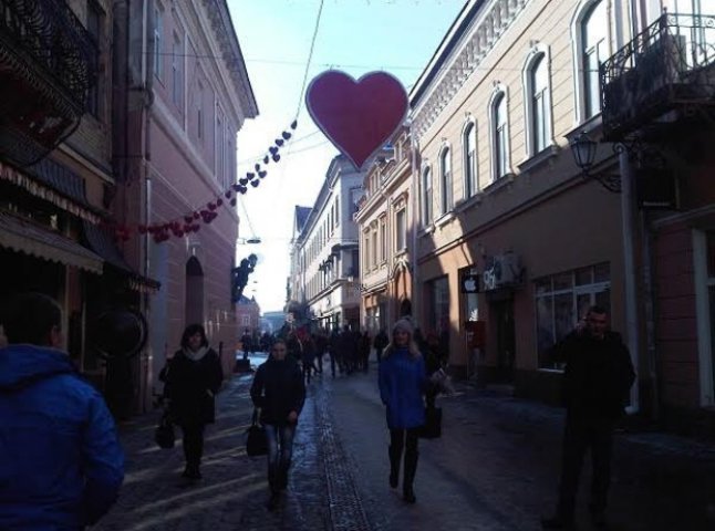 У центрі Ужгорода з’явилася велетенська валентинка
