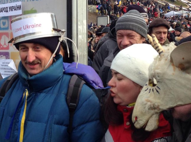 Багато людей на Євромайдані, в знак протесту, одягнули на голови відра, каструлі та каски (ФОТО)