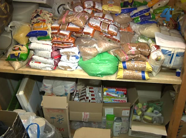 Поки волонтери збирають допомогу для військових, на складах Закарпаття лежать тонни продуктів і сигарет (ВІДЕО)