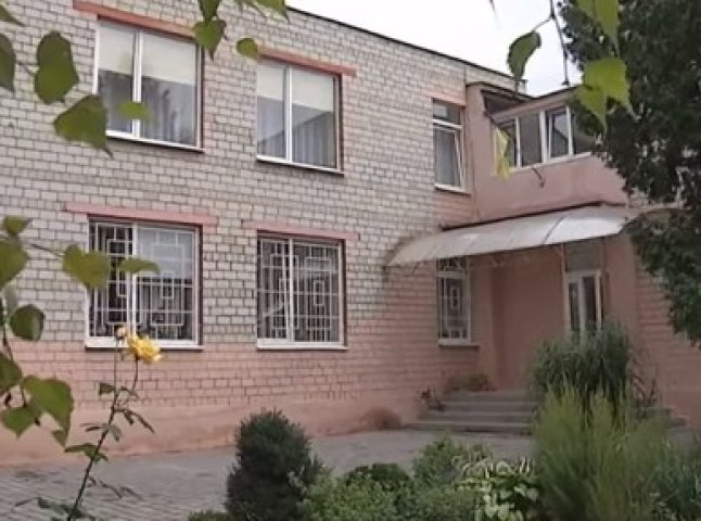 В елітній ужгородській школі розгорівся скандал зі сплатою добровільних внесків
