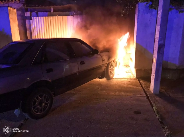 У Виноградові горів автомобіль: випадковий водій побачив загорання, рятувальники швидко зреагували