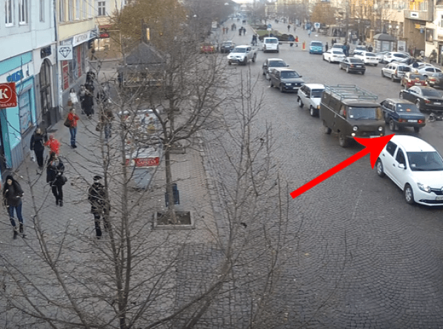 У мережі оприлюднили відео, як школяр у центрі Мукачева потрапив під колеса автівки
