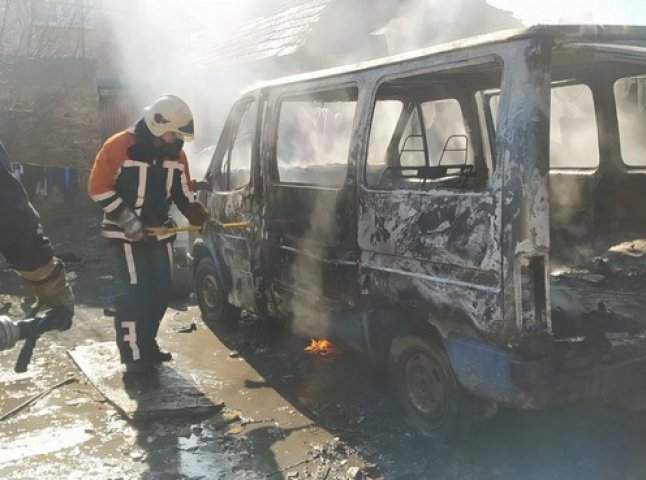 Сьогодні у Берегові згорів вщент мікроавтобус