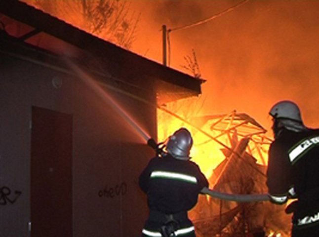 Свалявські рятувальники ліквідували пожежу у надвірній споруді