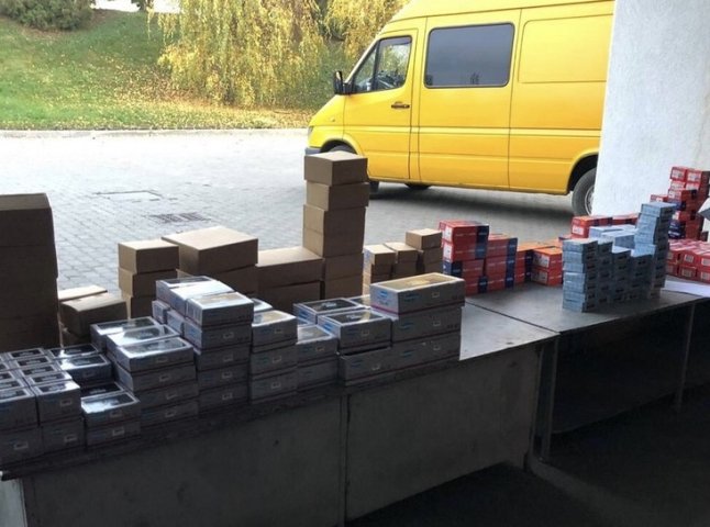 Закарпатські митники показали, що українець перевозив у мікроавтобусі