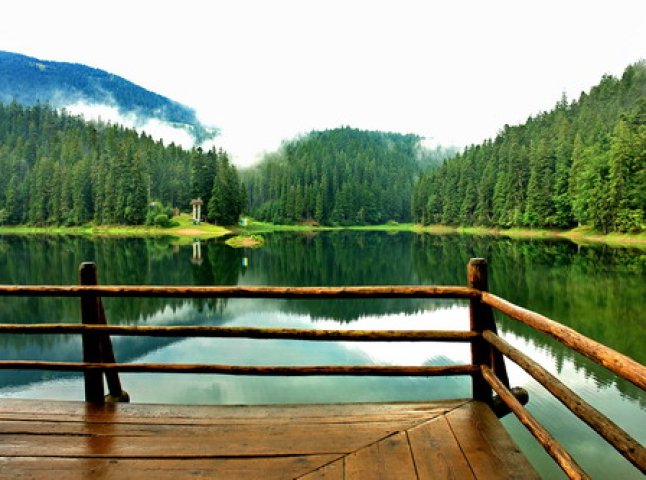 Закарпатське озеро Синевир та замок Шенборна - у десятці найромантичніших місць України