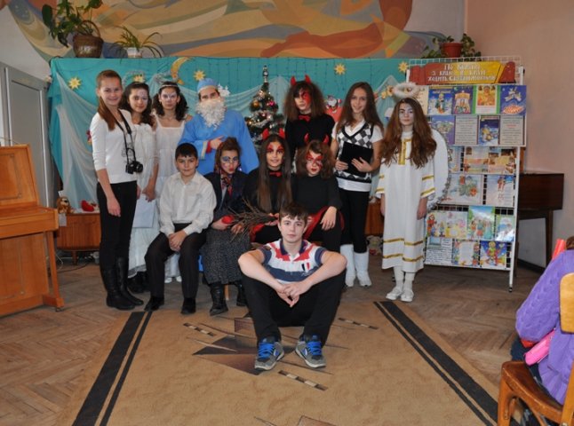 Учні Мукачівської ЗОШ №10 влаштували свято для вихованців ММТ "Інваліди дитинства" (ФОТО)