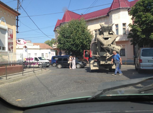 Неподалік РАЦСу у Мукачеві ДТП: дівчина на своєму авто врізалась у вантажівку