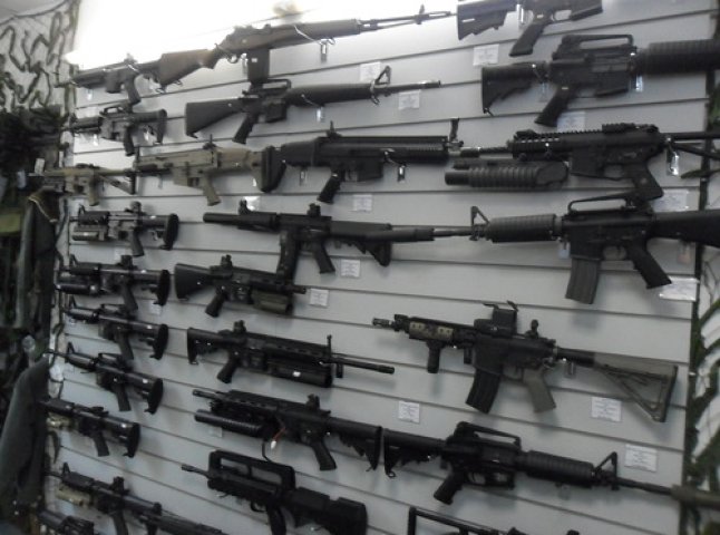 В Ужгороді рятували магазин зброї від масштабного пограбування
