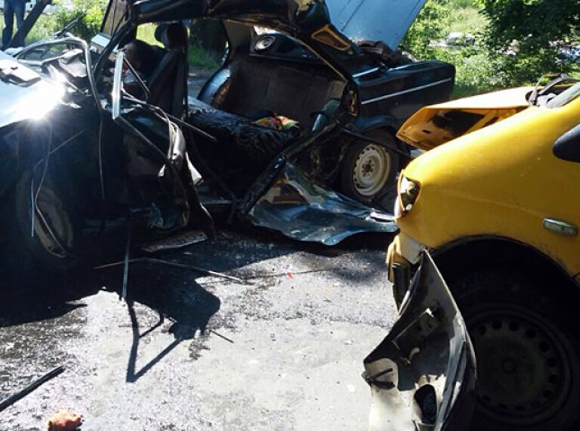 Жахлива ДТП на Хустщині: водій та пасажирка загинули, ще одна людина – у реанімації (ФОТО)