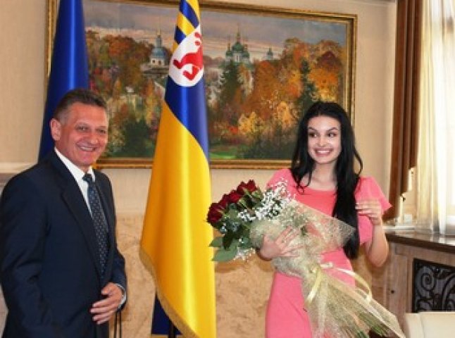 Губернатор Закарпаття зустрівся з призеркою талант-шоу "Голос країни"