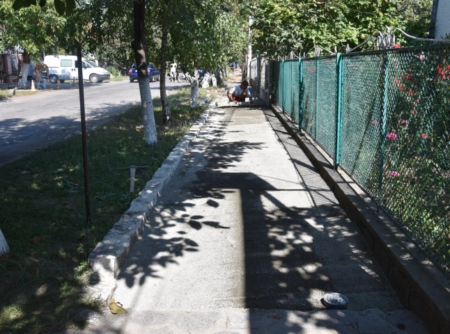 В Іршаві ремонтують тротуар, що веде до міського ринку