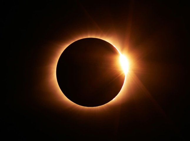 Повне сонячне затемнення 8 квітня: коли почнеться і де спостерігати