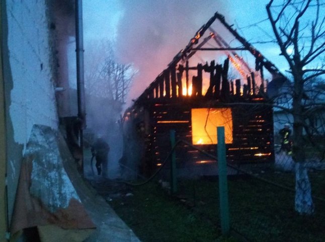 Рятувальники розповіли про пожежу у гірському селищі
